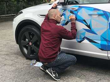 un jaguar dans la ville